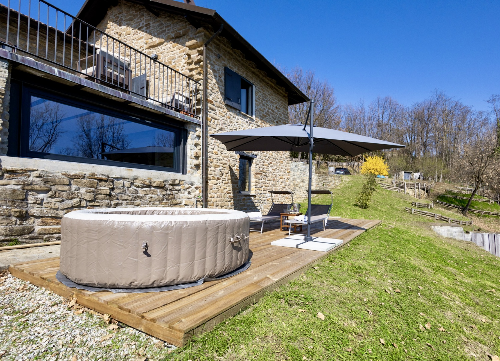 Private outdoor hot tub at Villa Sorì with vineyard views in the Langhe